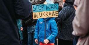 America şi UE aprovizionează Ucraina cu vorbe goale de calibru mare
