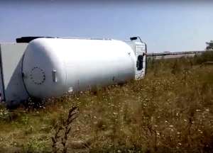 ISU Prahova: Cisternă care transporta GPL, răsturnată în Ploieşti; sunt scurgeri de carburant