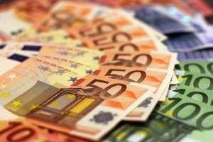 Analisştii anunţă că activitatea economică în zona euro a încetinit peste aşteptări în luna iulie