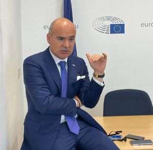 Rareş Bogdan susţine: "În primul rând trebuie să vedem ce restructurări facem şi de unde tăiem cheltuielile, pentru că, înainte de a împovăra, pentru că orice am spune, asta este, trebuie să vedem ce putem restructura şi cum putem să fim mai chivernisiţi, cum putem strânge cureaua, cum putem să eficientizăm sistemul public, unde sunt persoane care plimbă nişte mape şi ar trebui văzut exact ce fac, mai ales în administraţia centrală". (Sursa foto: facebook / Rareş Bogdan)