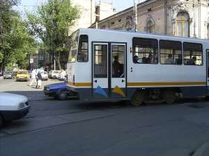 TPBI: Orarul de circulaţie pe zece linii de tramvai, troleibuz şi autobuz va fi prelungit duminică