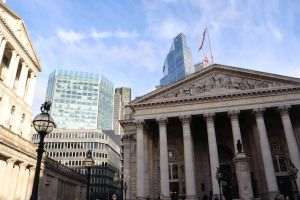 Moody's a scăzut ratingurile a 10 bănci americane