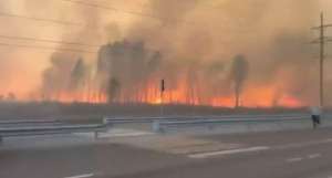 Incendii forestiere în Canada; O parte din populaţie evacuată cu avioane militare
