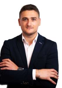 "Investeşte întâi în educaţie înainte să investeşti pe piaţă"