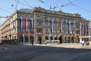 Comisia pentru Concurenţă din Elveţia analizează preluarea Credit Suisse de către UBS
