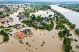 Inundaţiile provocate de taifunul Haikui afectează transportul în oraşe şi forţează evacuări în China