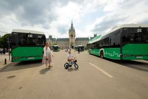 Primarul din Iaşi a semnat contractul prin care 140 de autobuze vor fi dotate cu sisteme anti-coliziune