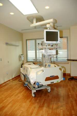 Trei pacienţi de la Crevedia transferaţi în străinătate sunt în continuare intubaţi şi ventilaţi mecanic
