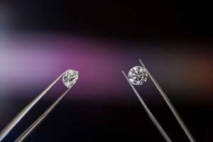 Alrosa a suspendat vânzările de diamante pentru a stopa declinul preţurilor
