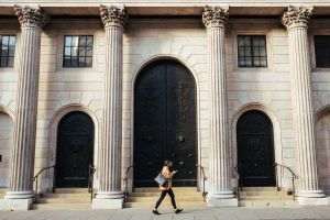 Banca Angliei a menţinut ieri dobânda de referinţă la 5,25%, după 14 majorări consecutive