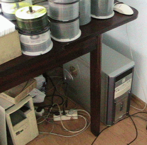 Nivelul alarmant la care a ajuns pirateria pe internet este facilitat de o infrastructură informatică tot mai accesibilă consumatorului obişnuit, la preţuri din ce în ce mai mici, pentru viteze din ce în ce mai mari.
