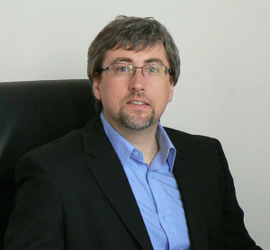 Din anul 2000, domnul Zoltan Pilecki este country manager la "Alveus" România, cu activitate şi în Bulgaria şi Republica Moldova. S-a născut în anul 1972, la Hunedoara. A absolvit înalte studii în domeniile financiar şi bancar şi cunoaşte limbile engleză, maghiară şi germană. Este căsătorit şi pasionat de ski, excursii şi muzică