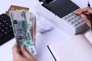 Rubla a depăşit 96 faţă de dolar după ce Putin a reintrodus controlul valutar