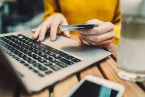 Studiu SAS: 7 din 10 români se tem că vor cădea victime fraudelor online
