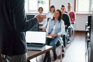 Educaţie: Profilul de formare a absolventului din învăţământul preuniversitar, pus în dezbatere