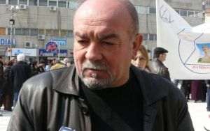 Constantin Bucuroiu, preşedintele Alianţei Sindicatelor din Industria de Apărare şi Aeronautică, a declarat pentru ziarul BURSA: "Noile măsuri fiscale lovesc drastic în industria de apărare şi în lucrătorii din acest domeniu, din cauza faptului că niciun guvern din ultimii ani nu a reuşit să acopere acest sector cu contracte şi comenzi astfel încât să duduie".