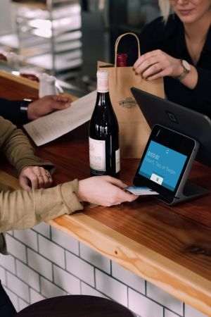 INS: Volumul cifrei de afaceri din comerţul cu amănuntul a crescut cu 2% în primele nouă luni