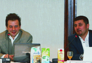 Radu Panait (stânga) şi Cristian Oneţiu, reprezentanţii "BIOlogistic": "Ne vom creşte cifra de afaceri cu 20% încă din primul an de activitate în această formulă".