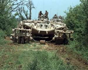 Polonia vrea să cumpere 25 de tancuri americane de deminare