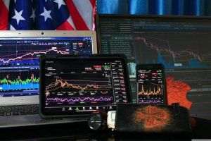 CNBC: Bursele europene au închis ieri în creştere cu circa 1%