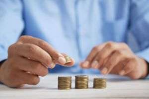 Reuters: Marea Britanie va creşte salariul minim cu aproape 10%