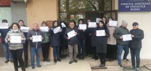 Angajaţii din Prefectura Buzău ameninţă cu greva generală