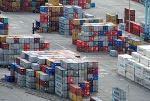 Comerţul global şi-a temperat scăderea anuală, pe fondul declinului accelerat din zona euro