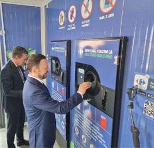 Mircea Fechet, ministrul Mediului, Apelor şi Pădurilor, a spus că avem nevoie de aceste centre de colectare şi numărare pentru că misiunea cetăţeanului se încheie imediat ce introduce ambalajul în fanta aparatului de colectare.