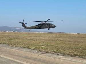 Al cincilea elicopter Black Hawk destinat intervenţiilor în situaţii de urgenţă a ajuns la baza IGAv