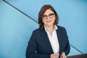 Vălean: "România are în plan instalarea a minimum 30.000 de puncte de reîncărcare prin PNRR"