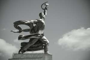 Ucraina continuă o campanie de îndepărtare a monumentelor din epoca sovietică