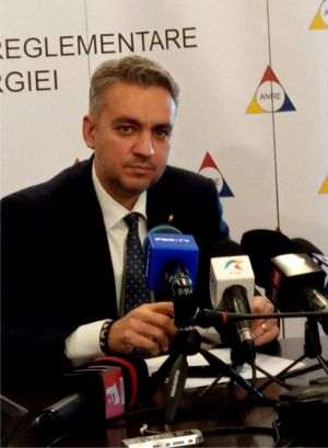 Preşedintele ANRE, George Niculescu, a arătat că, în cele opt luni ale mandatului său, au fost înregistrate şi soluţionate 15.620 de petiţii, cele mai multe în domeniul energiei electrice, respectiv, 13.562. În domeniul gazelor naturale au fost înregistrate 2.058 de reclamaţii. Spre comparaţie, în 2021, au fost înregistrate 23.778 de petiţii şi în 2022 - 38.998 petiţii.