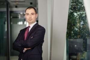Studiu EY: Tranziţiile în energie accelerează la nivel global, însă există riscuri care periclitează evoluţia