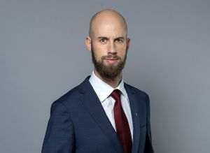 Carl-Oskar Bohlin, ministrul Apărării Civile din Suedia, a afirmat: "Mulţi au spus-o înaintea mea, dar permiteţi-mi să o spun cu autoritatea funcţiei pe care o deţin, mai puţin împachetat şi cu o claritate neîmpodobită: ar putea fi război în Suedia. Nu vreau să apelez la frica cetăţenilor, ci mai degrabă la percepţia lor asupra situaţiei actuale, pentru a-i face să se întrebe: «cine sunt eu, dacă vine războiul?»". (Sursa foto: https://www.government.se)