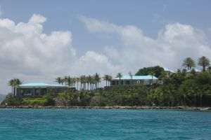 Insula Little Saint James din Insulele Virgine, când era deţinută de Jeffrey Epstein. (Sursa foto: https://commons.wikimedia.org/wiki/File:Little_St_James_Island_(9165947585).jpg, Autor: Navin75)
