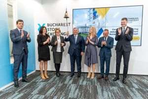 Alin Tişe (in the center), president of the Cluj County Council (CJC): "Currently, the County Council is running projects worth over one billion euros, and the 76 million euros are added to this amount. In a statistic I saw -o these days, Cluj county is, after Bucharest, the county with the highest GDP per capita in Romania. And in terms of credibility, according to the rating established by international bodies, Cluj county is in category A , above the sovereign rating of Romania, which helps us a lot to bring resources for the development of the county". (Photo source: facebook / Bucharest Stock Exchange)