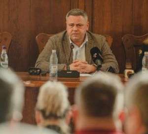 Minister Barbu said: "It is for the first time in the Council of Ministers that a state through its representative, that is, through the Minister of Agriculture, whom you have in front of you, will ask for the resignation of the European Commissioner for Agriculture in the Council of Ministers. From here I think we should enter into a dialogue".