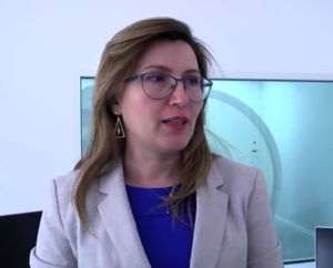 "Avem o piscină în care se vor desfăşura şedinţele de recuperare medicală pentru pacienţi cu probleme locomotorii, vor fi echipamente pentru recuperare neuromotorie, acele lifturi mobile ca pacientul să poată să îşi facă recuperarea medicală în apă, o piscină cu apă normală, nu apă sărată, dar încălzită, cu echipamente medicale ce funcţionează în apă, respectiv bandă, bicicletă, trambulină de apă, cu personal medical dedicat pentru această parte de recuperare medicală şi alături de care se va face o recuperare activă în două săli de kinetoterapie de 200 mp cu echipamente care nu se pot găsi în partea aceasta de ţară nici măcar la clinici private", a declarat managerul Spitalului Smeeni, Marilena Dobrescu.