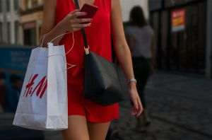 Reuters: H&M va închide mai mult de un sfert din magazinele sale din Spania 