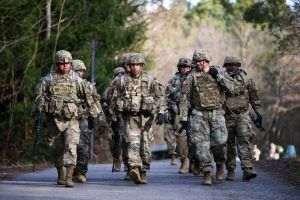 BBC: O grupare militantă irakiană anunţă că suspendă atacurile împotriva SUA