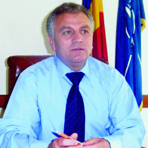 - Directorul general al Administraţiei Naţionale de Îmbunătăţiri Funciare (ANIF), domnul ing. Cornel Popa prezintă, într-un interviu acordat ziarului BURSA, căt de pregătită este agricultura împotriva secetei anunţate anul acesta.- Directorul general al ANIF avertizează că sistemul naţional de irigaţii este vechi de peste 30 de ani şi că va deveni ineficient la temperaturi mai mari de 40 de grade Celsius.- La începutul campaniei de irigat, contractele multianuale de reabilitare a infrastructurii ar putea fi reziliate din pricina neregulilor descoperite de Poliţie şi Parchet. 