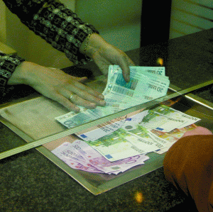 Dacă Dan Pascariu consideră că există un exces de lichiditate pe piaţă, motiv pentru care reducerea dobânzilor la depozite va fi mai rapidă decât cea la credite, Laurenţiu Mitrache susţine că reducerea dobânzii de politică monetară nu rezolvă criza de lichiditate existentă în sistem. 