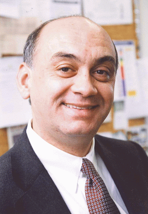 Peter Imre, Director Corporate Affairs "Philip Morris" România şi Bulgaria, ne-a împărtăşit, printr-un scurt interviu, opiniile sale legate de discuţiile tot mai aprinse din ultima perioadă, purtate pe marginea unei eventuale creşteri a accizei minime la ţigări.