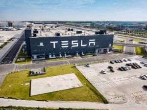 Mass-media: Acţiunilor Tesla au crescut cu aproape 7%