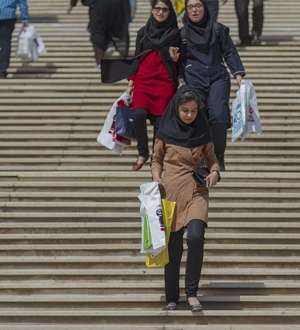 Extrema dreaptă franceză spune că va interzice vălul islamic pe stradă dacă va câştiga alegerile prezidenţiale din 2027 