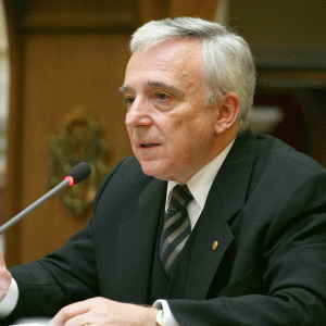 Guvernatorul BNR: "Ar trebui limitată exuberanţa cu privire la creşterea economică"