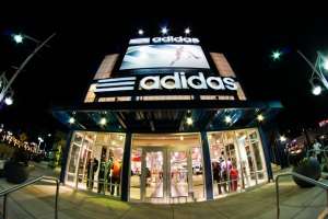 Adidas intenţionează să ofere versiuni mai ieftine ale pantofilor săi