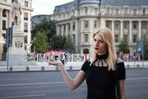 Crosspoint Real Estate, asociat al companiei de real estate Savills în România, informează: "În Bucureşti, un oraş cu un stoc redus de spaţii de retail de tip high-street, localizate pe Calea Victoriei, chiria medie este de 55 euro/mp/lună".