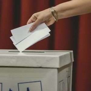 Mehedinţi: Dosar penal, după ce o femeie a încercat să introducă în urna de vot patru buletine, după ce deja votase