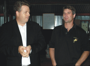 Philip Cox, director comercial al "Cramelor Recaş" (stânga) şi Hartley Smithers, senior Winemaker la firma Casella din Australia (cel mai mare exportator de vin australian în SUA) ce asigură, de doi ani, expertiza în vinificaţie la "Cramele Recaş".
